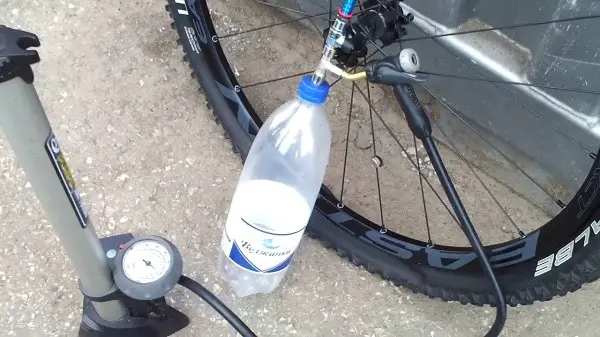 de niet-pompende manier om een fietswiel op te pompen