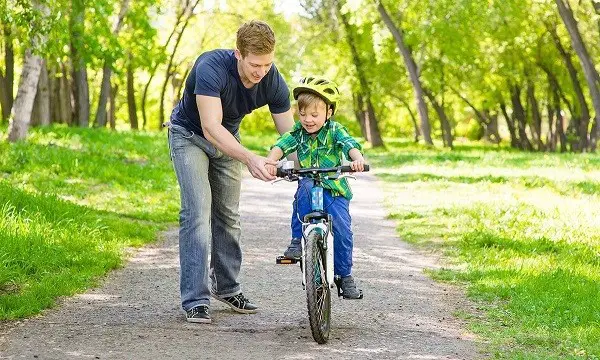 een kind op een tweewieler rijden