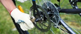 Achterwiel speling op je fiets - hoe het te repareren, tips en trucs