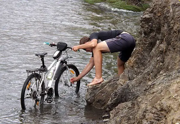 de fiets wassen bij de rivier