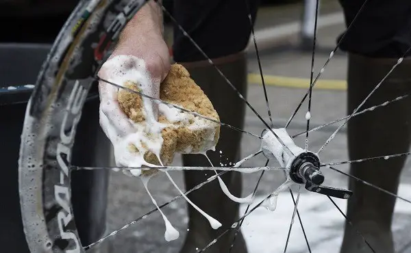 de fiets niet beschadigen bij het wassen