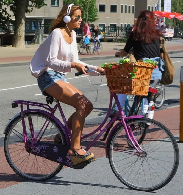 Een hoofdtelefoon gebruiken tijdens het fietsen
