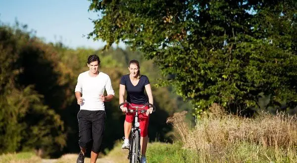 Hardlopen of fietsen - wat is effectiever om vet te verbranden?