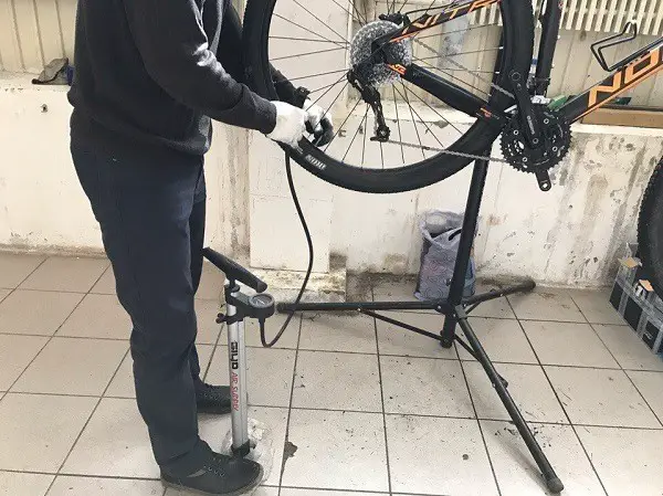 fietswielen klaarmaken voor het seizoen