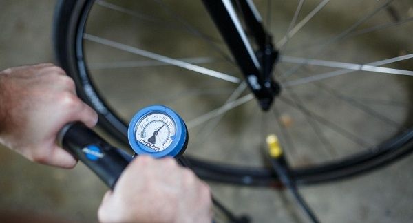 controleer de bandenspanning van uw fiets