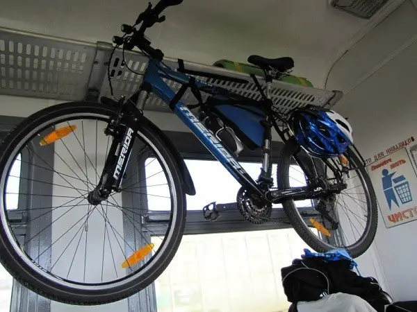 een fiets op de trein plaatsen