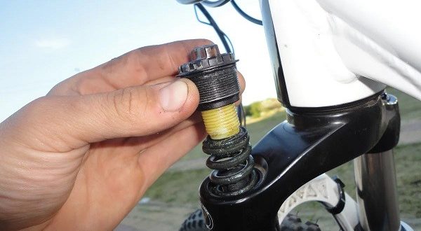 De vork van je fiets afstellen - hoe stel je hem in en hoe stel je hem af?