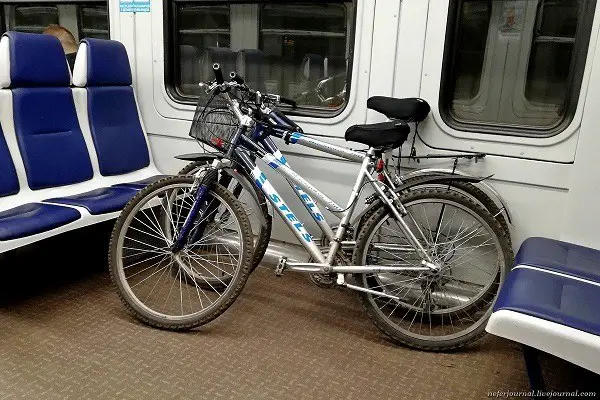 de manier waarop de fiets op de trein is geplaatst