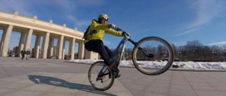 Hoe rij je een achterwiel op een fiets: manieren van rijden