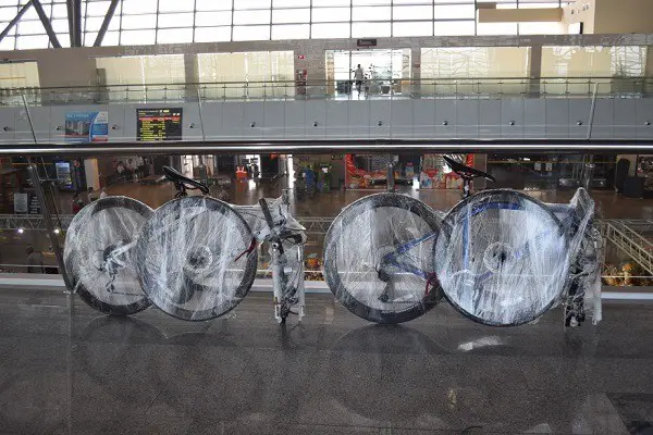 inpakken van de fiets voor vervoer in de trein