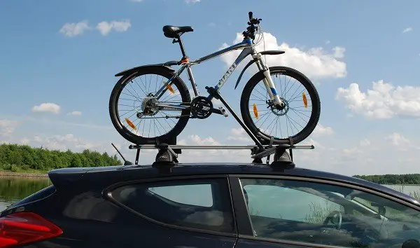 een fiets op het dak van de auto