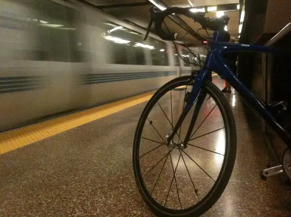 een fiets in de metro